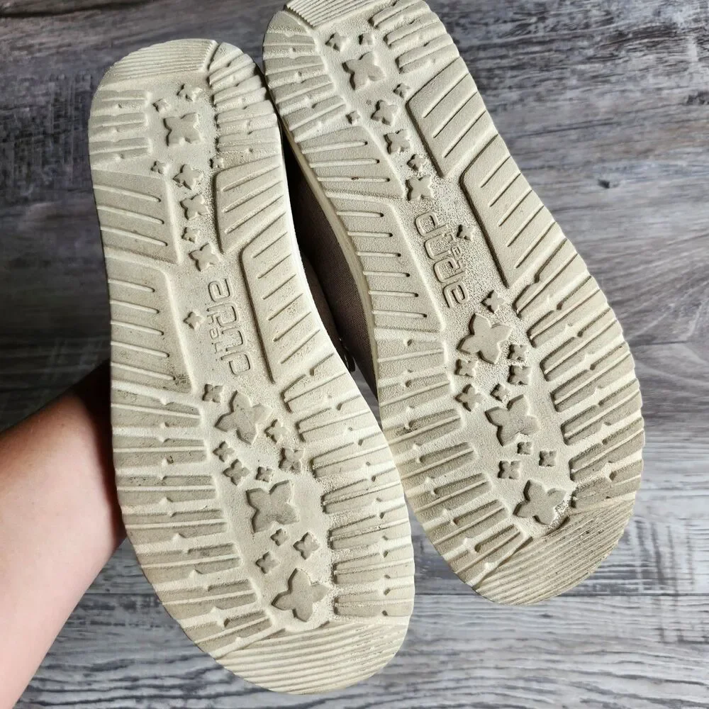 (8) HeyDude shoes